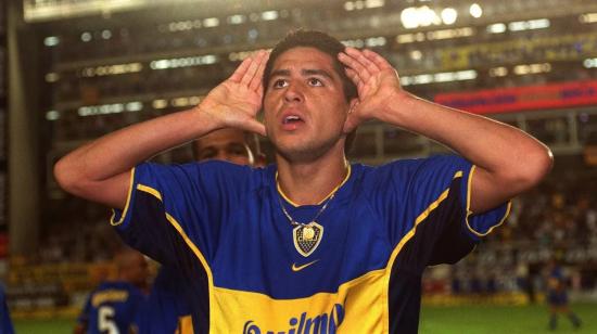 Juan Román Riquelme escuchando a los hinchas de Boca Juniors en La Bombonera.