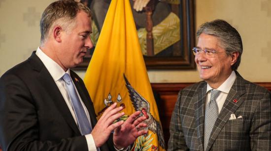 Daniel Erickson, subsecretario Adjunto para Asuntos del Hemisferio Occidental de Estados Unidos, junto al presidente Guillermo Lasso, en Quito, el 22 de junio de 2023. 