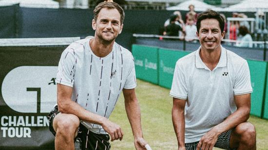 Aleksandr Nedovyesov y Gonzalo Escobar, tras la final del Challenger de Ilkley, el 23 de junio de 2023.