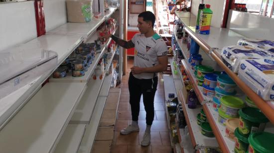 Diego Vernaza, administrador del Minimarket Merca 7, en Puerto Ayora, dice que el local sufre un 30% de desabastecimiento en las perchas debido a disminución de cupos de carga para los comercios en las islas Galápagos.