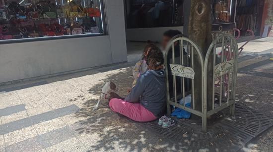 En las esquinas de las calles de Ambato se ubican personas con menores de edad exponiéndolos al peligro.