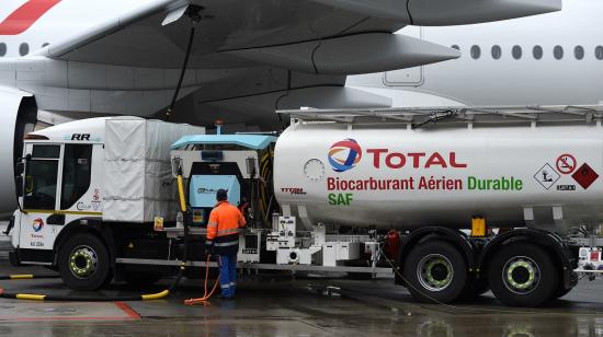 Personal de la compañía Airbus carga un avión con combustible sostenible o SAF en el aeropuerto Charles De Gaulle, París, 18 de mayo de 2021. 