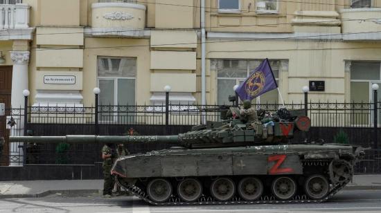 Mercenarios del Grupo Wagner custodian una calle de la ciudad rusa de Rostov.