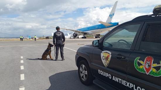 Agentes policiales custodian el avión de KLM que arribó a Quito este 25 de junio de 2023, procedente de Amsterdam.
