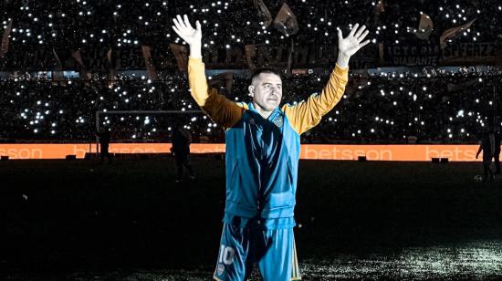 Juan Román Riquelme saluda a los hinchas de Boca Juniors durante su despedida, el domingo 25 de junio de 2023.