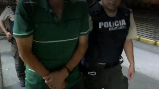 Foto referencial de la Policía Nacional trasladando a un detenido por secuestro, el 25 de junio de 2023.