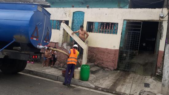 Un tanquero de Interagua abastece de agua en un barrio de Guayaquil, el 23 de junio de 2023. 