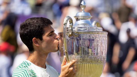 El español Carlos Alcaraz, con el trofeo tras vencer al australiano Alex de Minaur en la final del troneo Cinch de Tenis en las pistas de Queen's, el domingo 25 de junio de 2023.