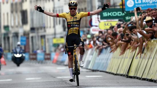 Jonas Vingegaard festeja la victoria en la Etapa 5 del Critérium du Dauphiné, el 8 de junio de 2023. 