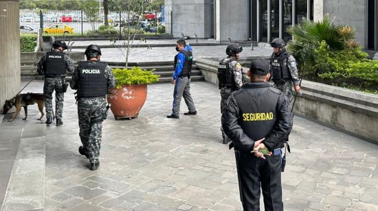 Miembros de la Policía recorren el Ministerio de Educación ante una amenaza de bomba.