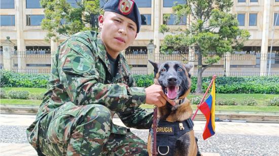 Drugia posa para la foto junto a un militar, ella es la mamá del can entrenado Wilson, el 26 de junio de 2023.  