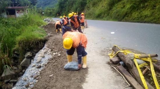 Personal del Ministerio de Transporte en un tramo de la vía Latacunga - La Maná, el 17 de junio de 2023. 