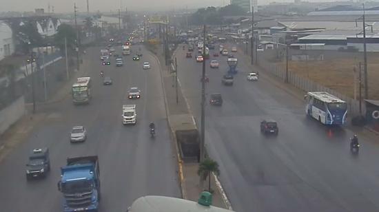 Panorámica de la vía a Daule, norte de Guayaquil, donde se registran lluvias leves, el 27 de junio de 2023. 