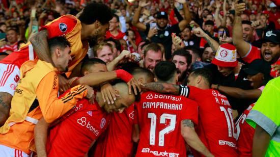 Los jugadores de Inter de Porto Alegre celebran un gol ante Metropolitanos por la Copa Libertadores, el 18 de abril de 2023.