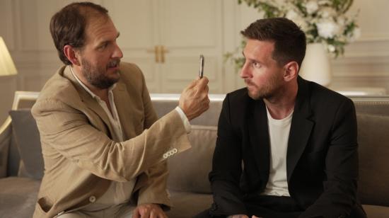 Lionel Messi junto al actor colombiano Andrés Parra, durante una escena de la serie Los Protectores.