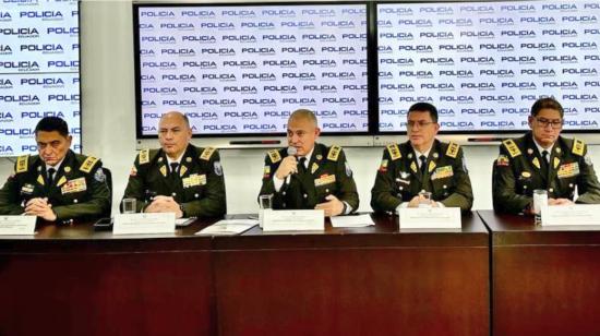 El comandante general de la Policía, Fausto Salinas (centro), durante una rueda de prensa en Quito, el 27 de junio de 2023. 