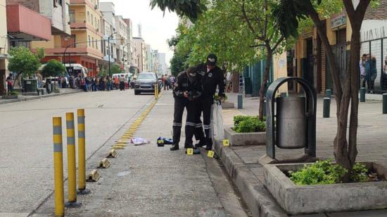 Policía abatió a un hombre que intentó robar dinero a una mujer en el centro de Guayaquil.