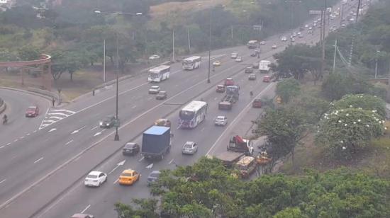 Imagen referencial. Panorámica de una vía en Guayaquil, que soportará temperaturas altas durante el día. 