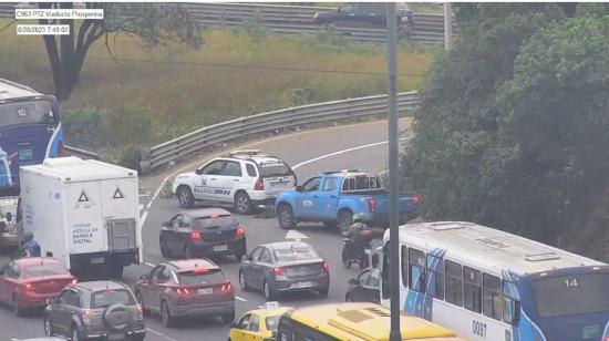 Dos autos de la Policía y de la ATM cierran el paso en el viaducto de la Prosperina, en Guayaquil, el 28 de junio de 2023. 