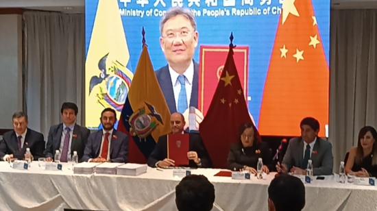 Ministro de Producción, Julio José Prado, junto a su equipo de trabajo en la firma del acuerdo comercial con China, el 10 de mayo de 2023, en Quito. 