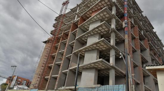 Edificio en construcción en el sur de Cuenca.