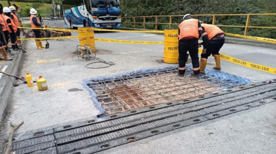 Trabajadores del Ministerio de Transporte ejecutan trabajos en la vía Baños - Puyo, el 28 de junio de 2023.
