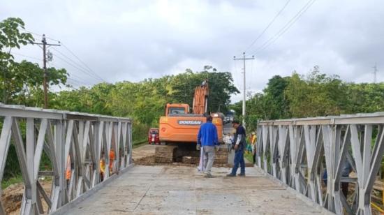 Trabajadores del Ministerio de Transporte trabajan en la vía El Salto - Chamanga del cantón Muisne el 29 de junio de 2023.