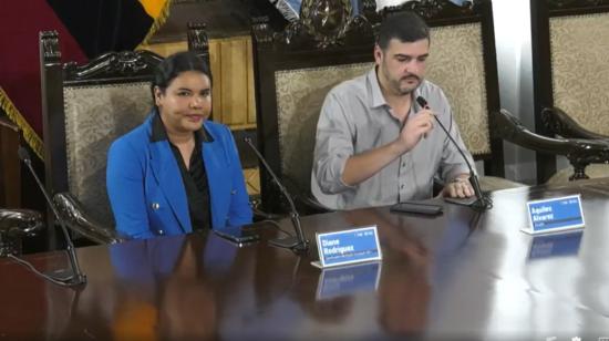 La activista Diane Rodríguez junto al alcalde de Guayaquil, Aquiles Alvarez, en el Municipio, el 29 de junio de 2023. 