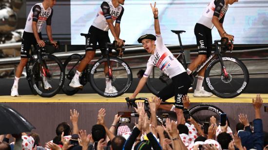 El esloveno Tadej Pogacar saluda con el público, durante la presentación del Tour de Francia en Bilbao, el 29 de junio de 2023.