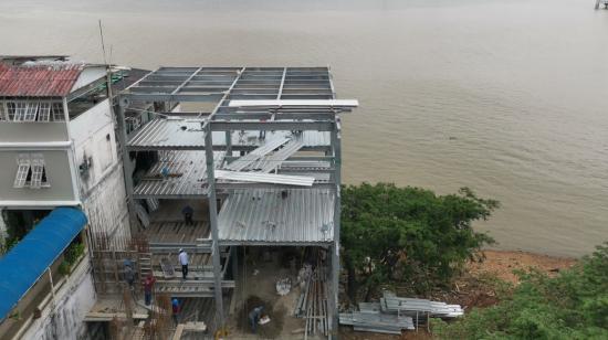 La construcción de un edificio de siete pisos en el barrio Las Peñas, tres plantas por encima de lo permitido, genera reacción de vecinos y del Municipio de Guayaquil.