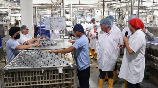 Miembros de la Comisión de Pesca del Parlamento Europeo en una visita a la planta atunera Eurofish, en Manta, Ecuador, febrero de 2023. 