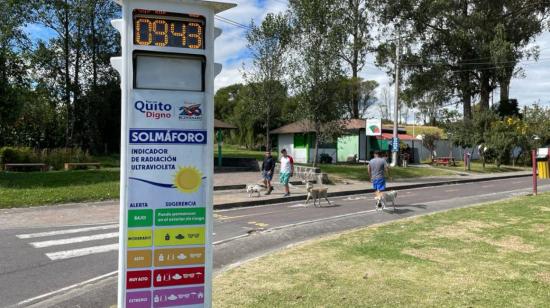 Un aparato para detectar el nivel de radiación ultravioleta en el parque Itchimbia, en el centro de Quito, el 24 de junio de 2023. 