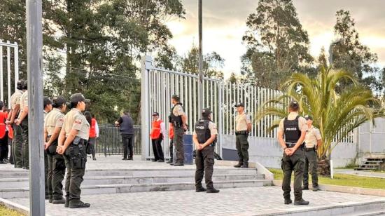 Imagen referencial. Varios policías en Quito durante un operativo, el 28 de junio de 2023. 