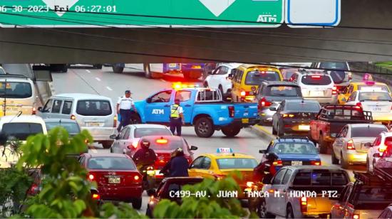 Panorámica del tráfico vehicular registrado en el norte de Guayaquil, el 30 de junio de 2023. 