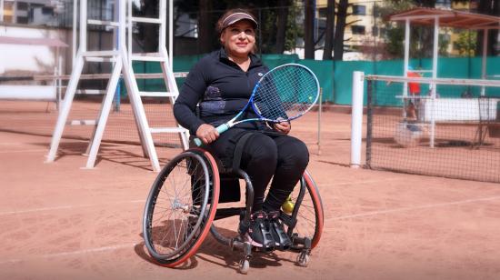 La tenista paralímpica ecuatoriana, Carolina Lasso, posa tras una entrevista con Primicias en las canchas del Ministerio del Deporte.