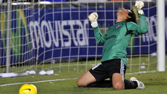 José Francisco Cevallos festeja uno de los penales atajados en la final de la Libertadores de 2008, en Río de Janeiro, el 2 de julio.