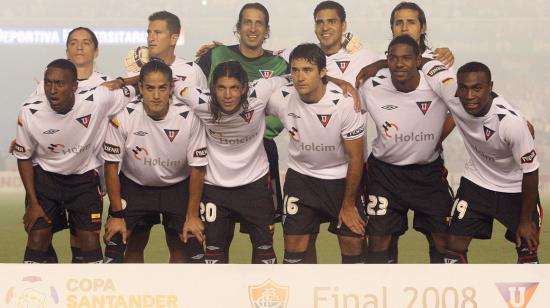 Los jugadores de Liga de Quito posan para una foto antes de la final de la Copa Libertadores, en julio de 2008.