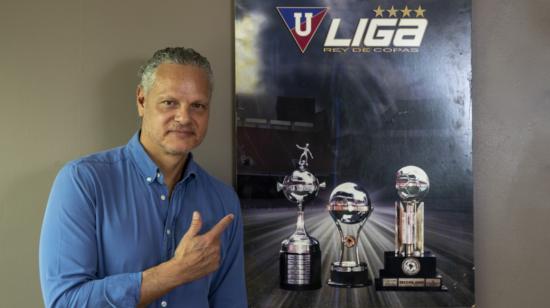 Esteban Paz en su oficina, junto a un cuadro con los trofeos internacionales ganados por Liga.