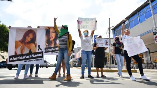 Personas piden justicia por el asesinato de Naomi Arcentales, en el exterior de la Fiscalía de Manta, en diciembre de 2021.