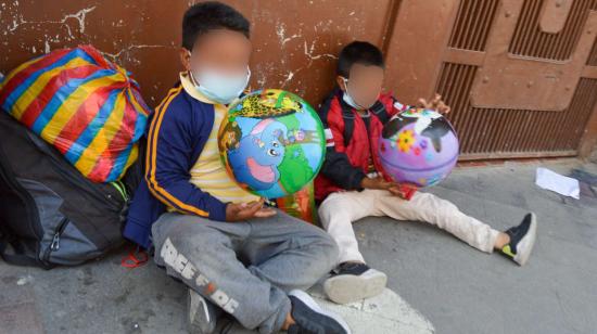 Imagen referencial de niños en una calle de Cuenca, en 2021. 