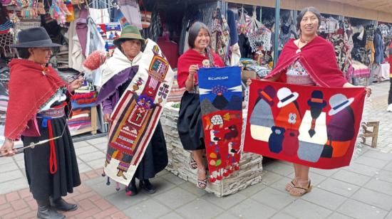 Los tapices son paños elaborados con lana de borrego, en los que se diseñan figuras con colores diversos de la naturaleza por el pueblo salasaka.