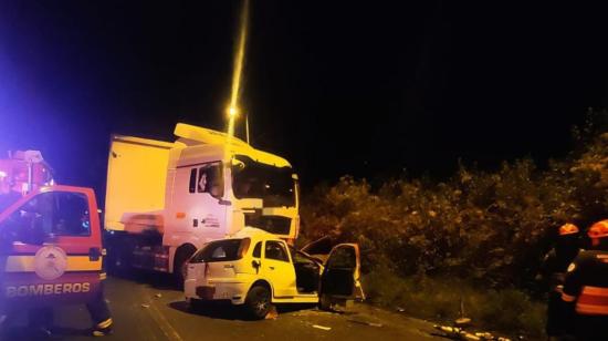 Bomberos de Quito atienen un accidente de tránsito que ocurrió en la entrada a El Quinche la madrugada del sábado 1 de julio de 2023. 