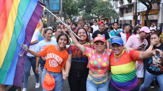 Asistentes a la marcha del orgullo, este 1 de julio de 2023, en Guayaquil.