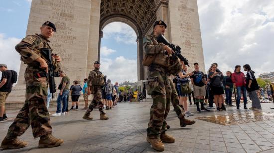 Soldados del Ejército de Francia custodian el Arco del Triunfo en París.