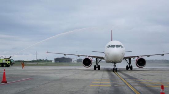Un avión de Avianca sale del aeropuerto de Manta con dirección a Galápagos, el 2 de julio de 2023.