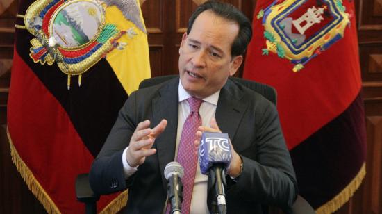 El ministro de Gobierno, Henry Cucalón, en una entrevista con medios en Quito, el 19 de junio de 2023. 