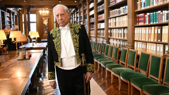 El escritor peruano Mario Vargas Llosa posa para una foto de la Academia francesa, el 9 de febrero de 2023. 