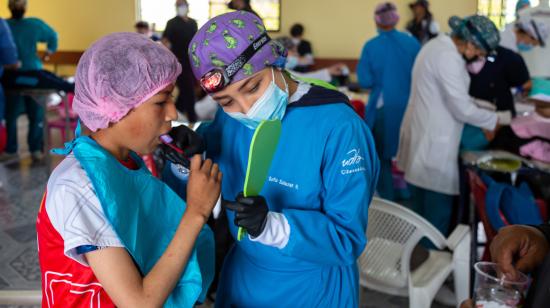 Médicos de la UDLA trataron a niños de escuelas de rugby en Quito, el 24 y 25 de junio de 2023.