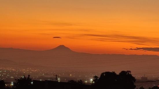 Fotografía del volcán Chimborazo, visto desde Guayaquil, la madrugada del 4 de julio de 2023. 