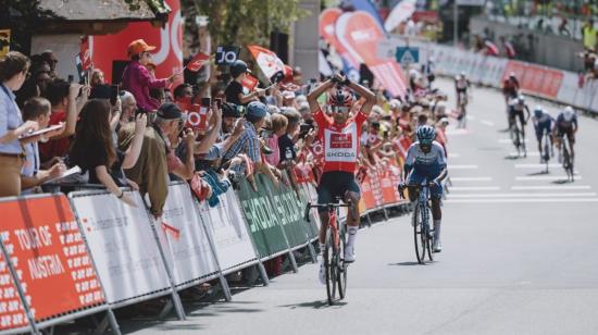 Jhonatan Narváez festeja su victoria en la Etapa 3 del Tour de Austria, el 4 de julio de 2023. 